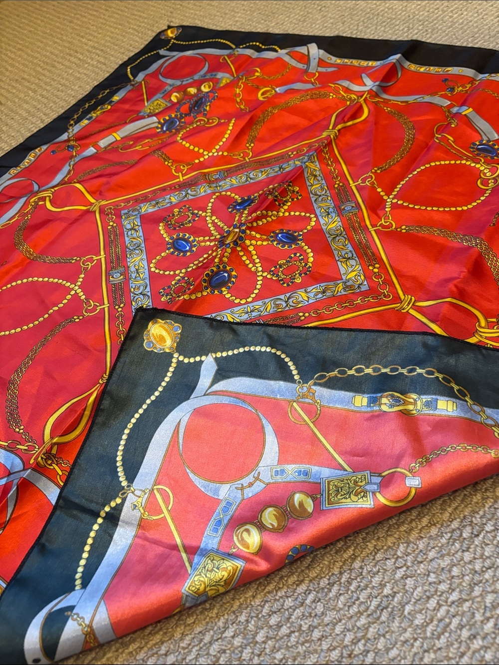 Luxury Red and Black Chain-Print Silk Scarf - Picture 4 of 5